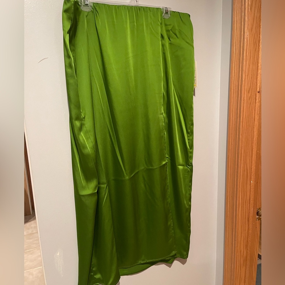 Satin green skirt 💚